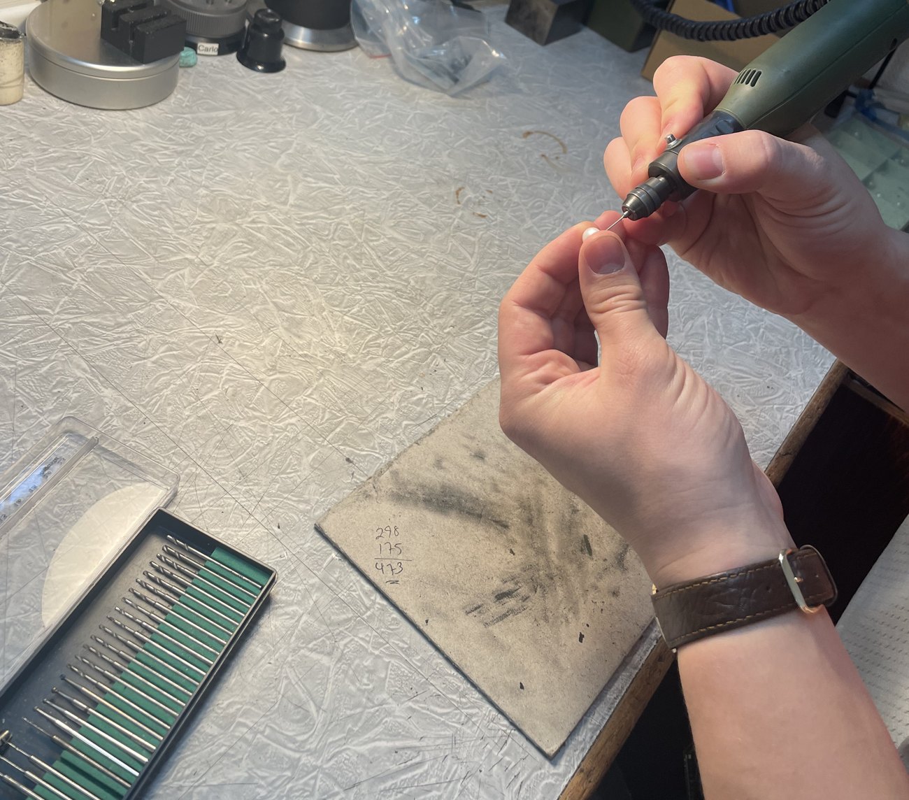 Guldsmed arbejder med perler hos Carlo Christiansen